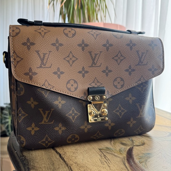 Louis Vuitton Pochette Metis Shoulder Bag Brown Leather Monogram Reverse Coated - Picture 1 of 16